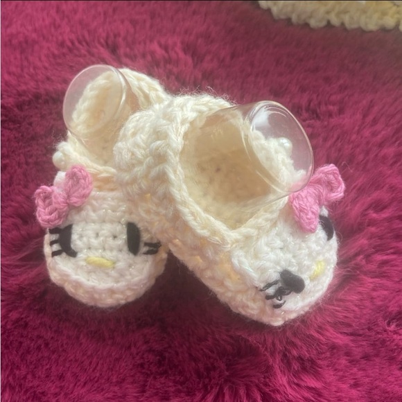 Adorable! Hello kitty, pearl button crochet baby booties and dress set - Picture 13 of 15